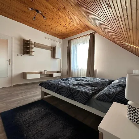 La Pihenohaz Apartment *